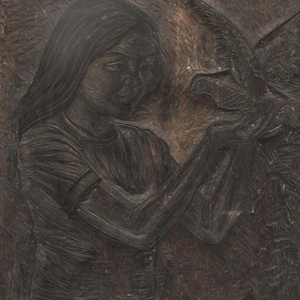 Ángela sosteniendo una paloma 